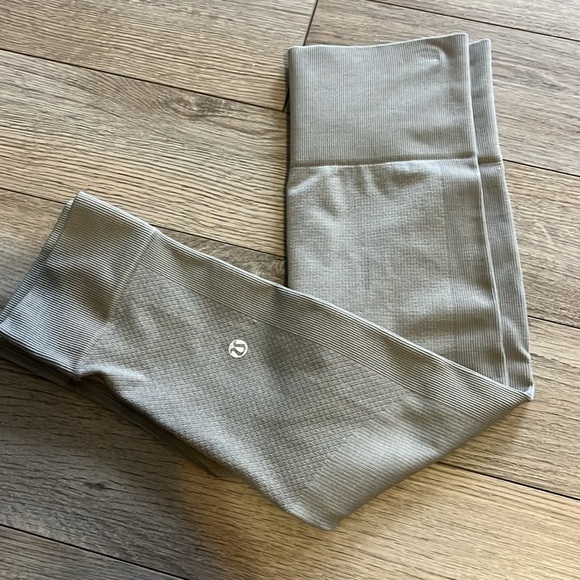 Lululemon Seamlessly Street Crop Heathered Grey - Picture 2 of 6